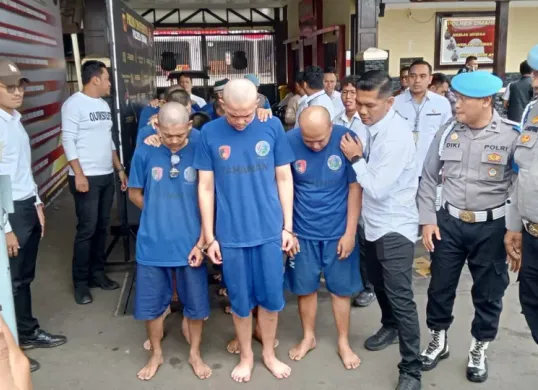 Kapolres Cimahi AKBP Niko Nurullah Adi Putra (tengah), pimpin gelar perkara kasus peredaran ganja di lingkungan kampus di Mako Polres Cimahi, Senin 23 Juni 2025. (Sumber: POSKOTA | Foto: Gatot Poedji Utomo)