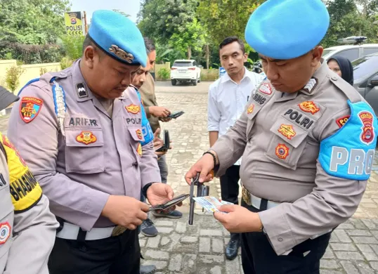 Personel Unit Provost memeriksa senpi di Mapolsek Cikeusal. (Sumber: Dok Humas Polres Serang)