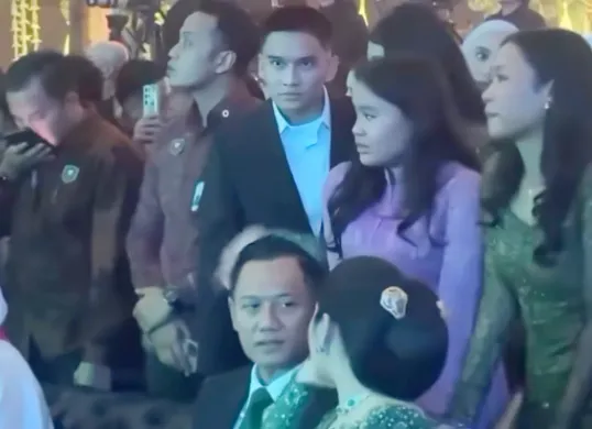 Potret Rizky Bantayan bersama dengan keluarga Agus Harimurti Yudhoyono (AHY). (Sumber: TikTok/@blue.sky1353)