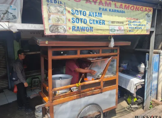 Soto Lamongan Karnadi di kawasan Palmerah, Jakarta Barat. (Sumber: Poskota/Pandi Ramedhan)