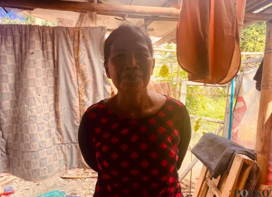 Nurmaya, 45 tahun, pengais barang bekas yang tinggal di pinggiran rel kereta api di sudut Kota Tangerang. Perempuan ini hidup bersama puluhan ekor kucing, tanpa anak, tanpa sanak, dan tanpa keluarga. (Sumber: Poskota/Primayanti Juli Kumala Manalu)