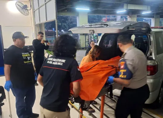 Petugas mengevakuasi seorang remaja yang tewas akibat tawuran di pintu Tol Kebon Nanas Jalan DI Panjaitan, Cipinang Cempedak, Jatinegara, Jakarta Timur, pada Minggu, 22 Juni 2025 dini hari. (Sumber: Dok Polsek Jatinegara)