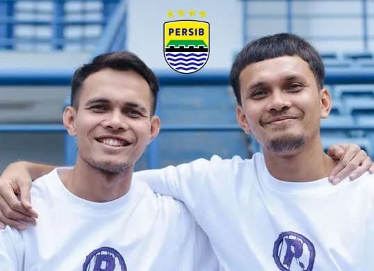 Rezaldi Hehanussa dan Hamra Hehanussa akan bermain bersama di Persib Bandung. (Sumber: Instagram/@persib)