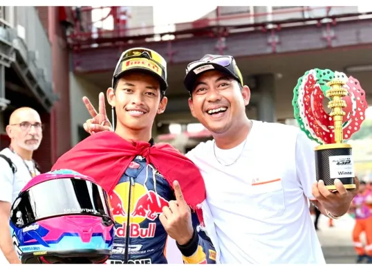 Veda Ega Pratama berhasil mencetak sejarah sebagai pembalap Indonesia yang sukses menjuarai ajang Red Bull Rookies Cup 2025. (Sumber: X/@chixo1)