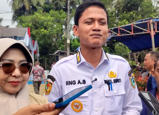 Wakil Bupati Pandeglang, Iing Andri Supriadi saat diwawancarai wartawan. (Sumber: POSKOTA | Foto: Samsul Fatoni)