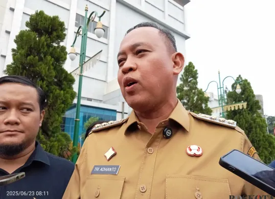 Tri Adhianto buka suara soal hasil survei LS Vinus yang cukup tinggi. Ungkap masih banyak yang harus dibenahi dan akan fokus untuk menyediakan lapangan kerja bagi Warga Bekasi. (Sumber: Poskota/Nurpini Aulia Rapika)