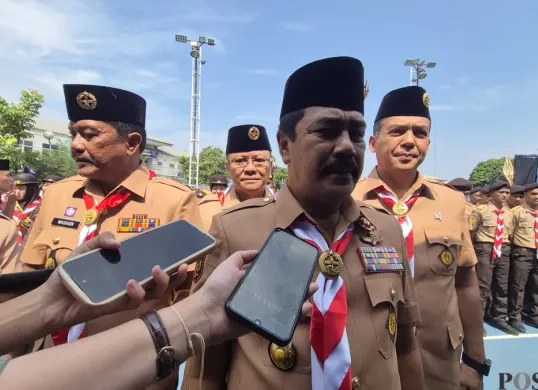Menteri Imigrasi dan Pemasyarakatan Indonesia, Agus Andrianto, membuka Perkemahan Satya Dharma Bhakti bagi warga binaan terpilih di Lapas Kelas IIA Cibinong, Kabupaten Bogor, Senin, 23 Juni 2025. (Sumber: Poskota/Sekar Putri Andini)