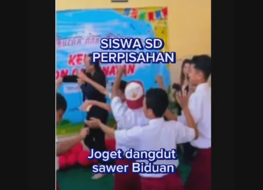 Siswa SD nyawer penyanyi dangdut (Sumber: TikTok/tulungagungexplor7)
