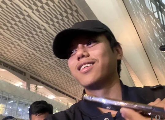 Ali Murtado, salah satu dari 11 WNI yang dievakuasi dari Iran tiba di Indonesia pada Selasa, 24 Juni 2025. (Sumber: POSKOTA | Foto: Primayanti)