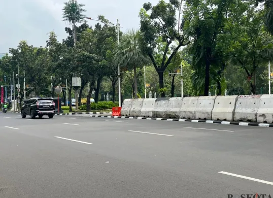Barrier beton di putaran balik depan Balai Kota DKI Jakarta yang menghalangi pandangan pengendara yang akan putar balik, Selasa 24 Juni 2025. (Sumber: Poskota/M. Tegar Jihad)