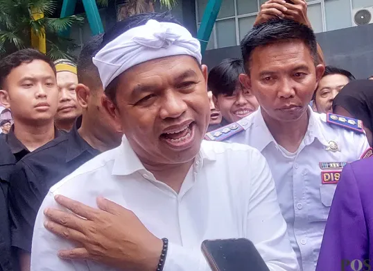 Gubernur Jawa Barat, Dedi Mulyadi saat mengunjungi Universitas Pakuan Kota Bogor, Selasa, 24 Juni 2025. (Sumber: POSKOTA | Foto: Sekar Putri Andini)