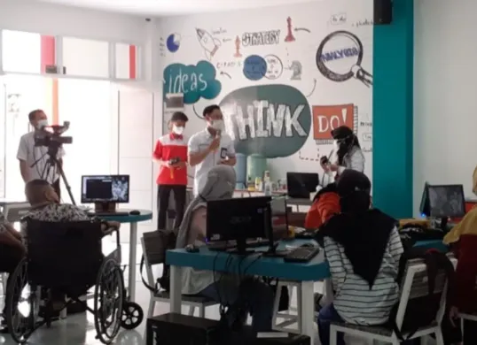 Pelatihan digital dan pendampingan bisnis terstruktur bagi pelaku UMKM penyandang disabilitas (Sumber: Dok. Telkom)