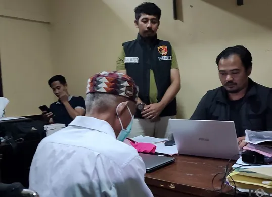 Terduga pelaku pencabulan saat dilakukan pemeriksaan di ruang unit PPA Polres Pandeglang. (Sumber: POSKOTA | Foto: Samsul Fatoni)