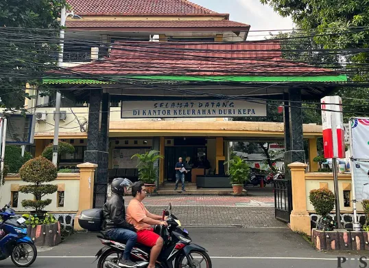 Suasana di Kantor Kelurahan Duri Kepa, Kebon Jeruk, Jakarta Barat, pada masa proses rekrutmen PPSU, Selasa, 24 Juni 2025. (Sumber: POSKOTA | Foto: Pandi Ramedhan)