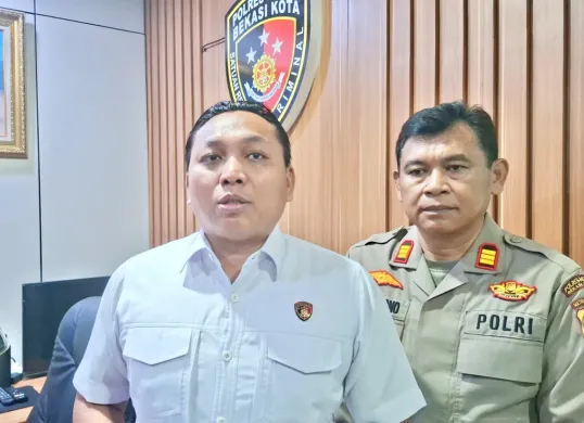 Kasat Reskrim Polres Metro Bekasi Kota, Kompol Binsar Sianturi mengungkap fakta baru di balik kejadian peganiayaan ibu oleh anak di Bekasi Timur. (Sumber: Poskota/Nurpini Aulia Rapika)