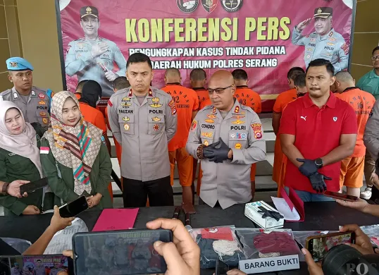 Kapolres Serang AKBP Condro Sasongko saat memberikan keterangan dalam konferensi pers kasus tindak pidana asusila. (Sumber: POSKOTA | Foto: Rahmat Haryono)