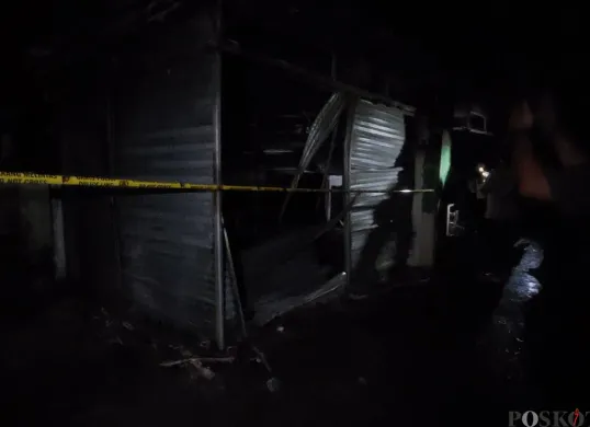 Kawasan Basement Blok B2 Pasar Kebon Kembang, Kota Bogor tampak berantakan dan gelap total setelah dilanda kebakaran, Senin, 23 Juni 2025. (Sumber: Poskota/Sekar Putri Andini)