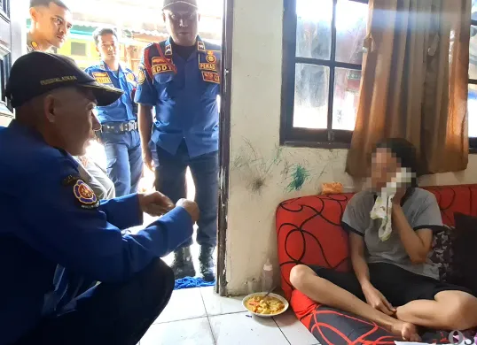 Wanita berinisial D, memilih lapor ke Damkar karena mengaku frustasi usai laporan atas tindakan KDRT tak kunjung diproses Polres Metro Bekasi. (Sumber: POSKOTA | Foto: Nurpini Aulia Rapika)