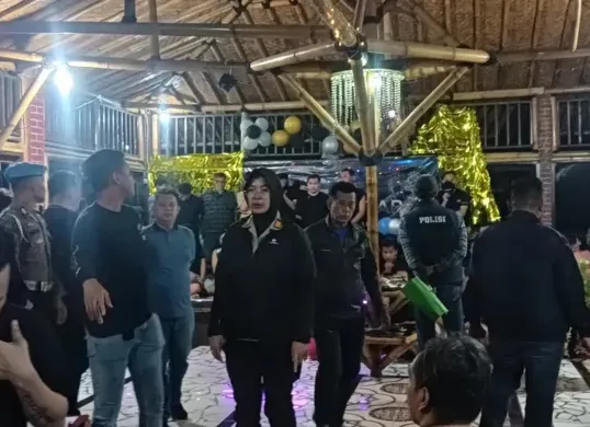 Petugas gabungan Polres Bogor dan Polsek Megamendung menggerebek acara LGBT di sebuah vila di kawasan Puncak, Kabupaten Bogor. (Sumber: Polsek Megamendung)