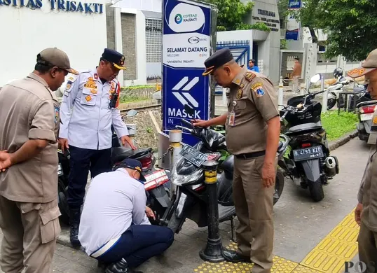 Sebanyak 80 ban sepeda motor yang parkir di trotoar Jalan Kyai Tapa, Gropet, Jakbar, digembosi petugas, Selasa, 24 Juni 2025. (Sumber: POSKOTA | Foto: Dishub Jakarta)