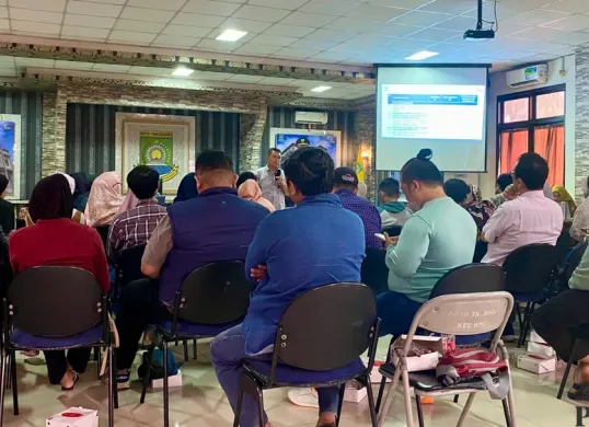 Puluhan pelaku jasa antusias menghadiri pelatihan usaha yang diselenggarakan oleh  Disbudpar Kota Tangerang di Aula Kecamatan Batu Ceper pada Selasa, 24 Juni 2025. (Sumber: Poskota/Primayanti Juli Kumala Manalu)