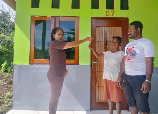 PT Kristalin Ekalestari menyerahkan rumah kepada warga Desa Nifasi, Kabupaten Nabire, Papua Tengah, yang belum mendapatkan rumah dalam program CSR. (Sumber: Dok. Kristalin Ekalestari)