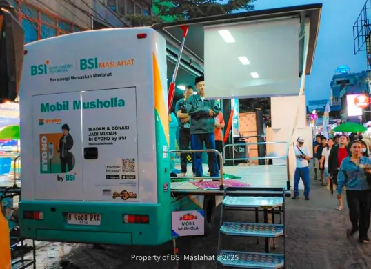 BSI Maslahat menghadirkan Mobil Musholla di pagelaran kuliner di Jalan Suryakencana, Bogor, Jawa Barat. (Sumber: Dok. BSI)