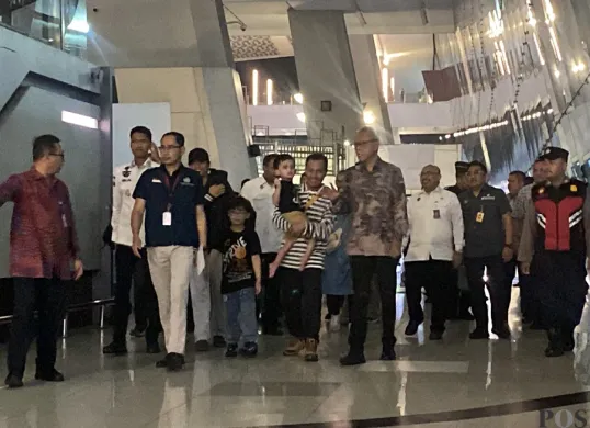 Dirjen Protokol dan Konsuler Kementerian Luar Negeri RI, Andy Rahmianto menyambut kedatangan 11 WNI di Bandara Soekarno-Hatta pada Selasa, 24 Juni 2025. (Sumber: POSKOTA | Foto: Primayanti)