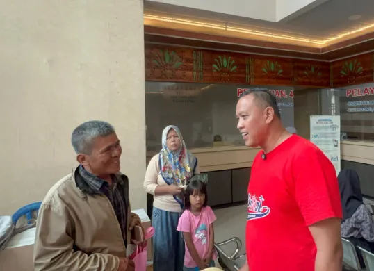 Wali Kota Bekasi, Tri Adhianto, melakukan peninjauan langsung ke Kantor Dinas Pendidikan Kota Bekasi pada hari terakhir. (Sumber: Dok. Pemkot Bekasi)