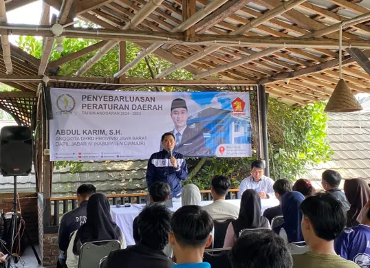 Anggota Komisi IV DPRD Provinsi Jawa Barat, Abdul Karim saat sosialisasi Perda No.4 Tahun 2019 tentang Penyelenggaraan Kesehatan di Desa Nagrak, Kecamatan Cianjur, Kabupaten Cianjur, Jawa Barat (Sumber: Dok. DPRD Jabar)