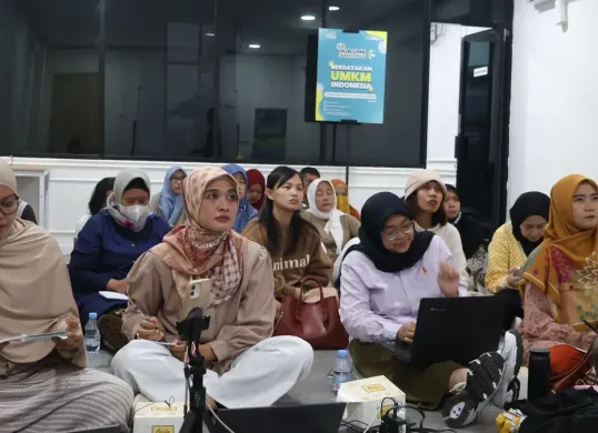 PLN UID Jakarta Raya menggelar pelatihan Inklusivitas sosial dunia usaha mikro bagi para UMKM binaan di Kantor HUB UMK Jakarta Raya, Jakarta Barat. (Sumber: Dok. PLN)