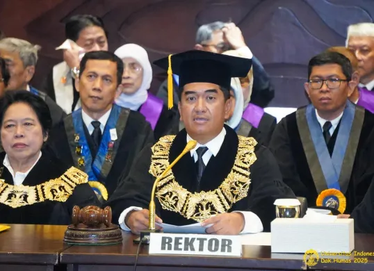 Rektor UI, Prof. Dr. Ir. Heri Hermansyah, S.T., M.Eng., IPU pada saat pengukuhan Guru Besar UI, pada Rabu, 25 Juni 2025, di Balai Sidang, Kampus UI Depok. (Sumber: Humas UI)