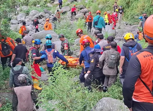 Proses evakuasi Ayon, 60 tahun, warga Desa/Kecamatan Tamansari, Kabupaten Bogor, yang ditemukan meninggal dunia di lereng Gunung Salak pada Rabu, 25 Juni 2025. (Sumber: Damkar Kabupaten Bogor)