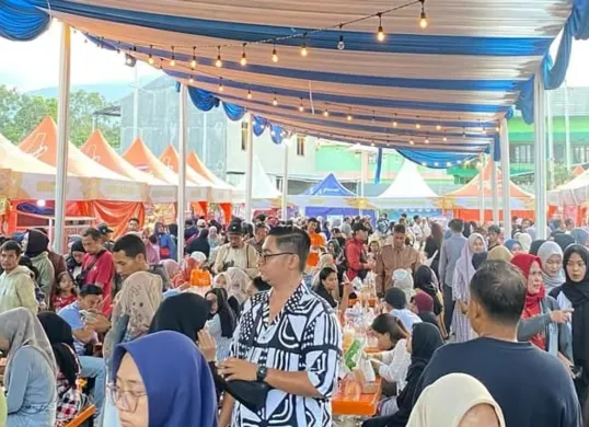 Suasana ramai pengunjung di Festival Baso Aci Garut tahun 2024 lalu. Tahun 2025 ini, festival serupa kembali digelar dengan agenda diusulkannya baso aci sebagai warisan budaya tak benda dari Garut. (Sumber: Instagram/@festivalbasoaci_)