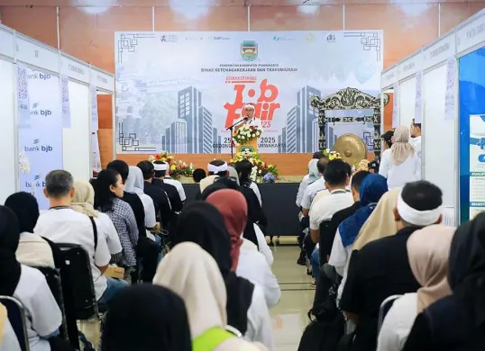 Pembukaan job fair Disnakertrans Kabupaten Purwakarta di Gedong Sigrong, Jalan Siliwangi, pada Rabu, 25 Juni 2025. (Sumber: Instagram @nakertranspwk)