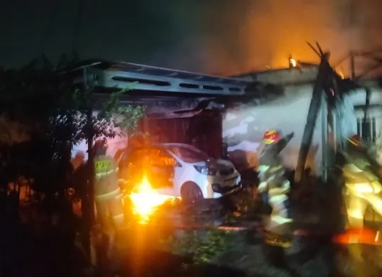 Api besar membakar rumah dan mobil di Beji, Kota Depok, Rabu, 25 Juni 2025, dini hari. (Sumber: Polsek Beji)