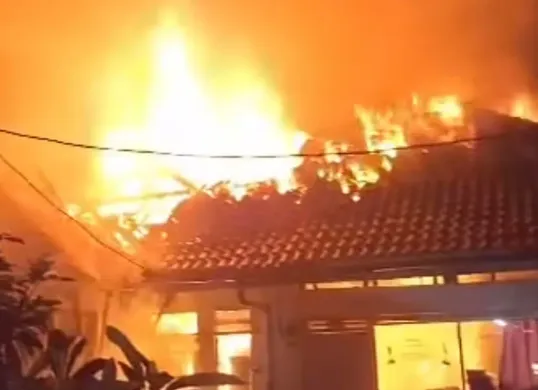 Api membesar terlihat membakar rumah di Jalan Mawar, Kelurahan Depok, Rabu dini hari, 25 Juni 2025. (Sumber: Instagram/@depokfirerescue113)