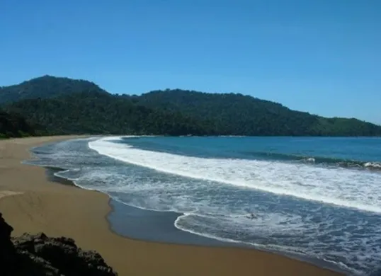 Pagi hari di Pantai Pancur menawarkan suasana yang menenangkan, ideal untuk kontemplasi dan menikmati udara segar pegunungan dan pantai secara bersamaan. (Sumber: Pinterest)