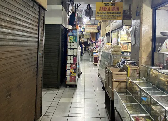 Kondisi Pasar Ciledug, Kota Tangerang, yang sepi pengunjung pada Rabu, 25 Juni 2025. (Sumber: POSKOTA | Foto: Primayanti)