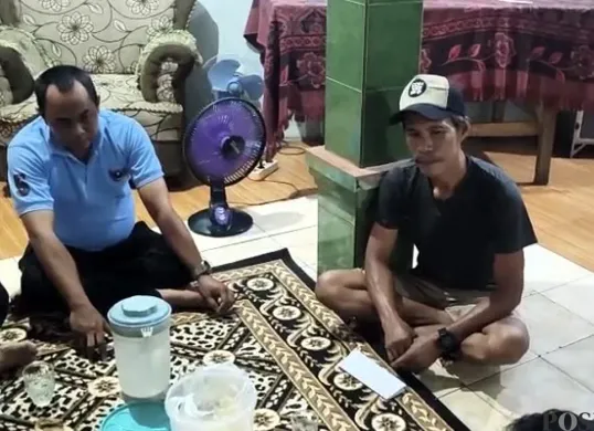 Pelaku B (mengenakan topi) saat diamankan setelah mengakui perbuatan cabul kepada seorang bocah perempuan berusia 12 tahun. (Sumber: POSKOTA | Foto: Primayanti)