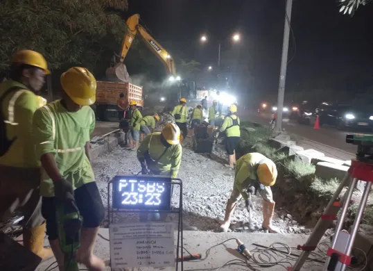 Pengerjaan peningkatan jalan Beton Rappid Setting (BRS) oleh Dinas Bina Marga Jakarta. (Sumber: Dinas Bina Marga)