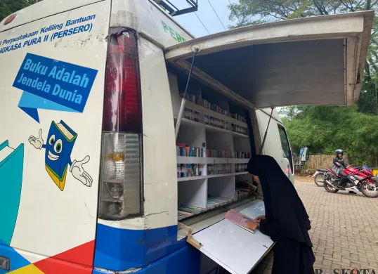 Perpustakaan keliling hadir di Taman Ekspresi, Kecamatan Karawaci, Kota Tangerang saat libur panjang tiba pada Rabu, 25 Juni 2025. (Sumber: Poskota/Nurpini Aulia Rapika)