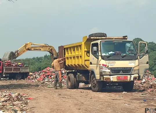 Kendaraan pengangkut sampah saat membuang sampah di TPA Bangkonol, Desa Bangkonol, Kecamatan Koroncong, Pandeglang. (Sumber: Poskota/Samsul Fatoni)