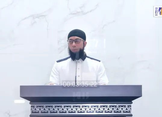 Ustaz Khalid Basalamah yang kini jadi sorotan karena dipanggil KPK soal dugaan korupsi penentuan kuota dan penyelenggaraan haji tahun 2024. (Sumber: YouTube/ Khalid Basalamah Official)