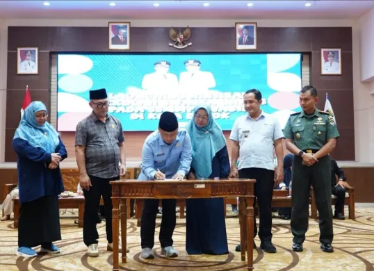 Wali Kota Depok Supian Suri beserta pejabat terkait meluncurkan Sekolah Swasta Gratis sekaligus MoU di Aula Baleka II, Balai Kota Depok, Selasa, 24 Juni 2025. (Sumber: Humas Pemkot Depok)