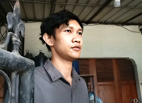 Najala Kurniawan, warga Jalan Raya Kodau, Kecamatan Jatiasih, Kota Bekasi, resah usai peristiwa tawuran berdarah yang menewaskan satu orang pada Rabu, 25 Juni 2025 dini hari. (Sumber: POSKOTA | Foto: Nurpini Aulia Rapika)