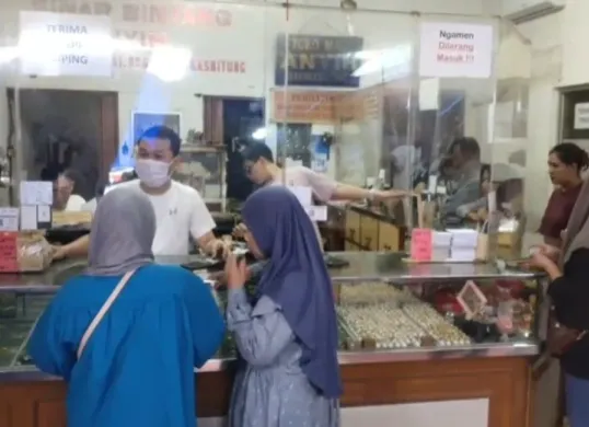 Sejumlah warga di Pasar Rangkasbitung, Lebak, saat hendak menjual perhiasan. (Sumber: Dok Warga)