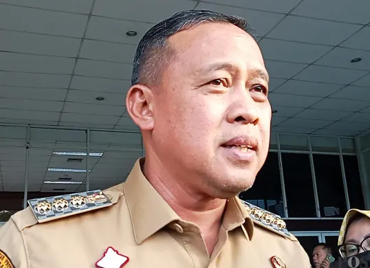 Wali Kota Bekasi, Tri Adhianto, resmi melarang siswa SD dan SMP membawa HP ke sekolah mulai tahun ajaran baru. (Sumber: POSKOTA | Foto: Nurpini Aulia Rapika)