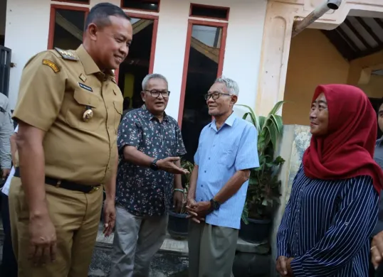 Wali Kota Bekasi, Tri Adhianto, mengunjungi Meilanie, 46 tahun, korban penganiayaan oleh anak kandungnya sendiri di Bekasi Timur. (Sumber: Protokol dan Komunikasi Pimpinan (Propokim) Pemkot Bekasi)