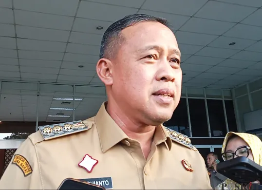 Wali Kota Bekasi, Tri Adhianto, meminta korban kekerasan untuk berani bersuara, setelah kasus ibu dianiaya anak kandung viral di media sosial. (Sumber: Poskota/Nurpini Aulia Rapika)